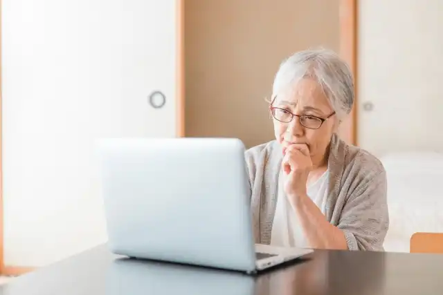 パソコンを操作する高齢者